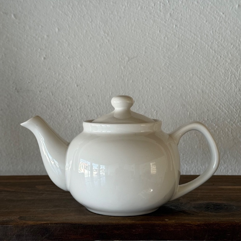 English Tea Store White Ceramic Teapot With Lid‎ Made In China